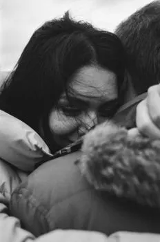 snuggle up to — прижаться к