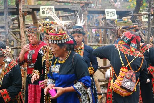 враждующие этнические группы — feuding ethnic groups