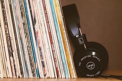 слушать музыку — Écouter de la musique