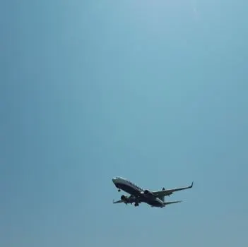 сесть на самолет — to board a plane