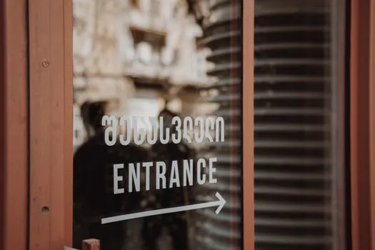 Ulaz iz dvorišta — Ingresso dal cortile