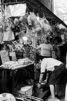охотник за выгодными покупками — bargain hunter
