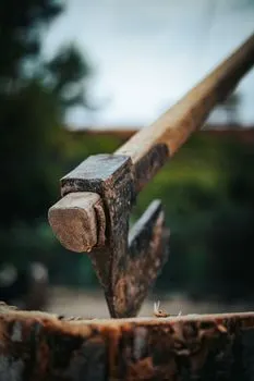Une hache — An axe
