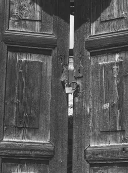 Puerta entreabierta — Ajar door