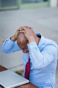 в разгар трудностей — in the middle of a difficulty