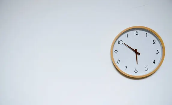 Um zehn Uhr — A las diez