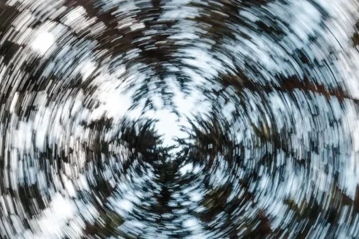 Tourbillonnant — swirling
