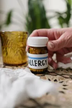 Alergičan sam na penicilin — Ich bin allergisch gegen Penicillin