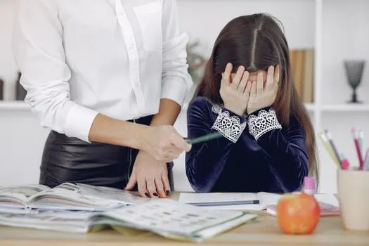 Teach him a lesson — lui donner une leçon
