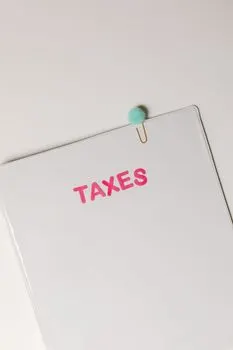 nodokļu grāmatiņa — carnet fiscal