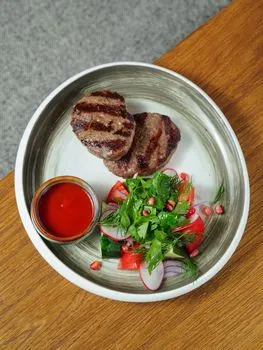 pljeskavica — grilled meat patty
