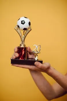 go for the gold — стремиться к золоту