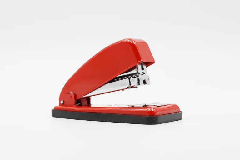 stapler — agrafeuse