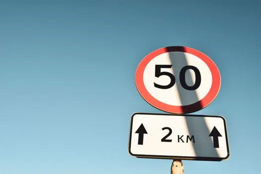 ograničenje — speed limit