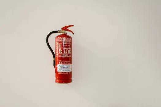 огнетушитель — fire extinguisher
