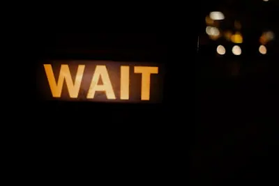 Wait a minute — attends une minute