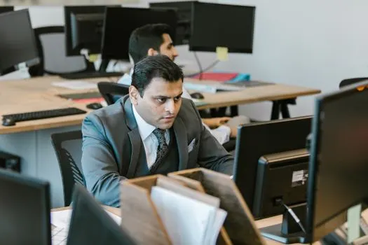 au travail (lieu) — na poslu