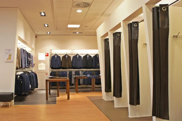fitting room — cabine d'essayage
