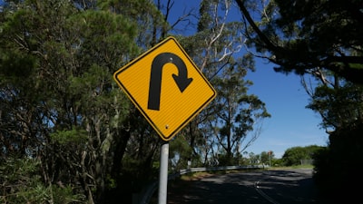 turn around — se retourner