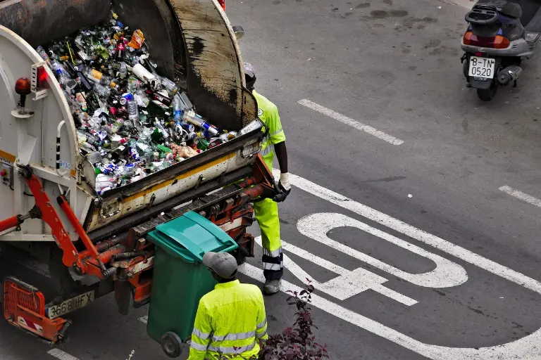 waste collection — collecte des déchets