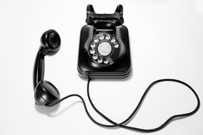 сделать телефонный звонок — telefonieren