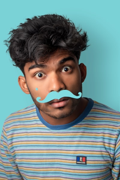 moustache touffue — Bushy moustache