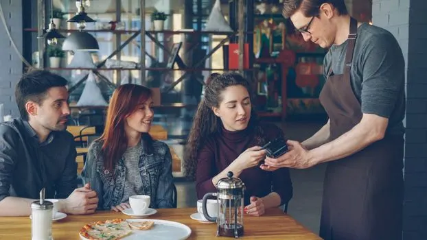 Možemo li da podelimo račun? — Putem împărți nota de plată?
