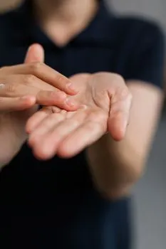 hormigueo en las manos — tingling in the hands