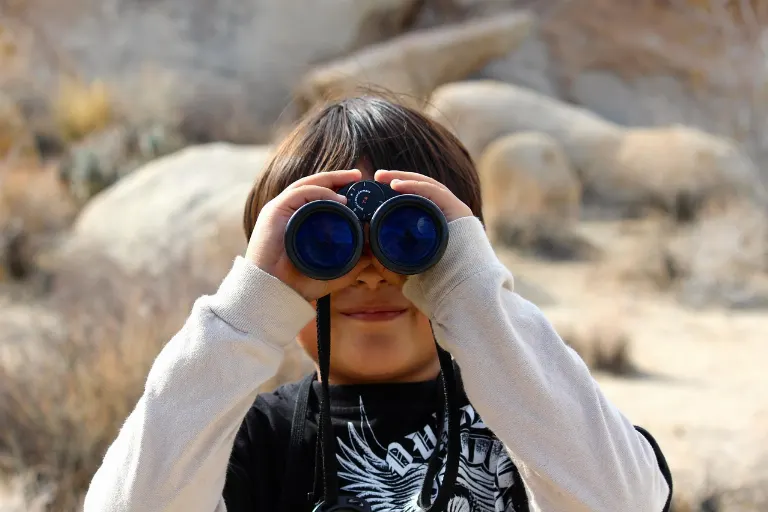 keep an eye on — garder un œil sur