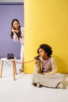 поговорить по телефону — Talk on the phone