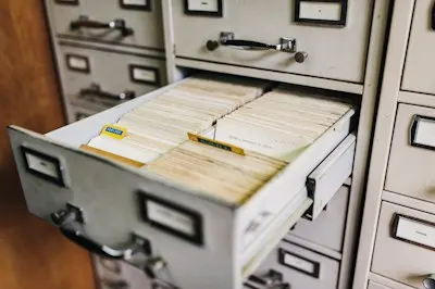 картотечный шкаф — filing cabinet