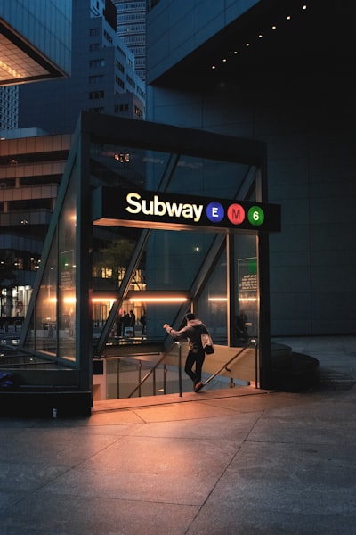 estación de metro — stație de metrou