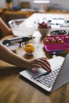Je fais tout sur le portail — Sve radim preko portala