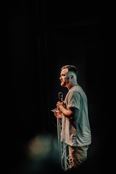 Announcing — annunciando