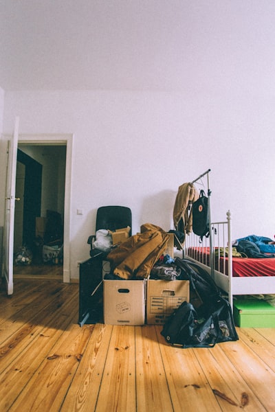quitter les lieux — move out