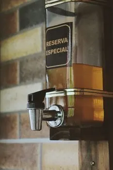 el bar — die Bar