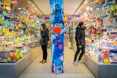 Where is the toy store? — où est le magasin de jouets ?