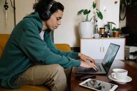 Mañana trabajaré desde casa — Sutra ću raditi od kuće