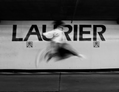 je suis pressé — I'm in a hurry