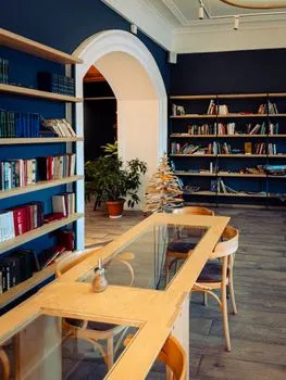 Укажите наличие свободных номеров. — List room availability