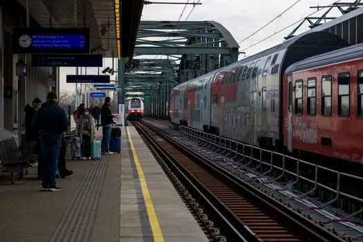 Der Zug hat zwanzig Minuten Verspätung — Tren yirmi dakika rötarlı