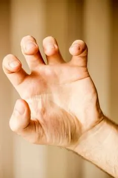 царапать — to claw at