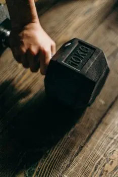 Dumbbell curl — curl con mancuerna