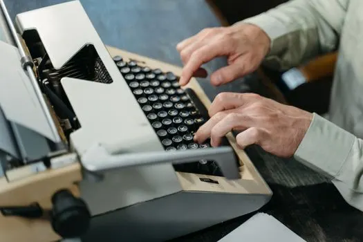 obraćam vam se — I am writing to you