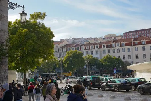 The city center is crowded — le centre-ville est bondé