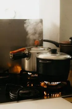 крышка кастрюли — saucepan lid