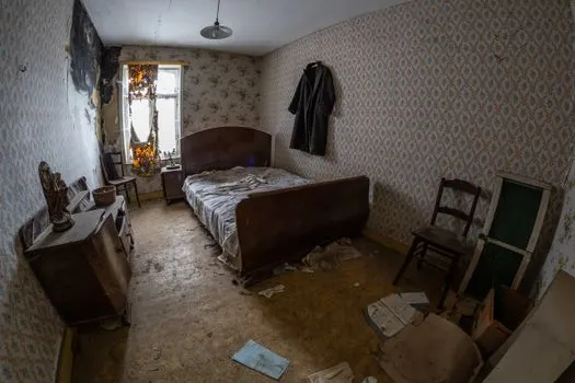 La chambre est sale — Soba je prljava