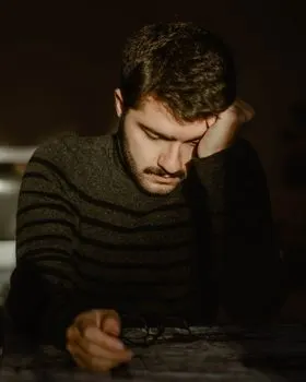 Šodien esmu mazliet nomākts. — Hoy estoy un poco de bajón.