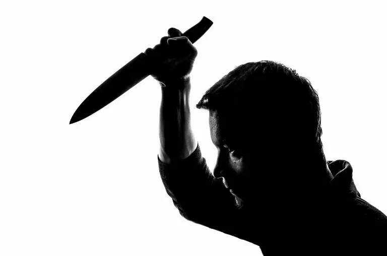 stabbing — agression au couteau