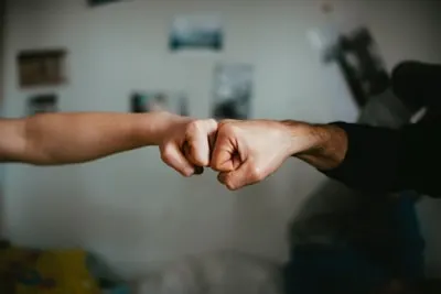 удариться — bump